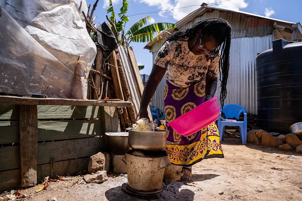 Carbon Unit Ratings, Who Defines Quality in the Voluntary Market_A local woman from Kenya preparing a meal using an energy efficient cookstove_visual 2