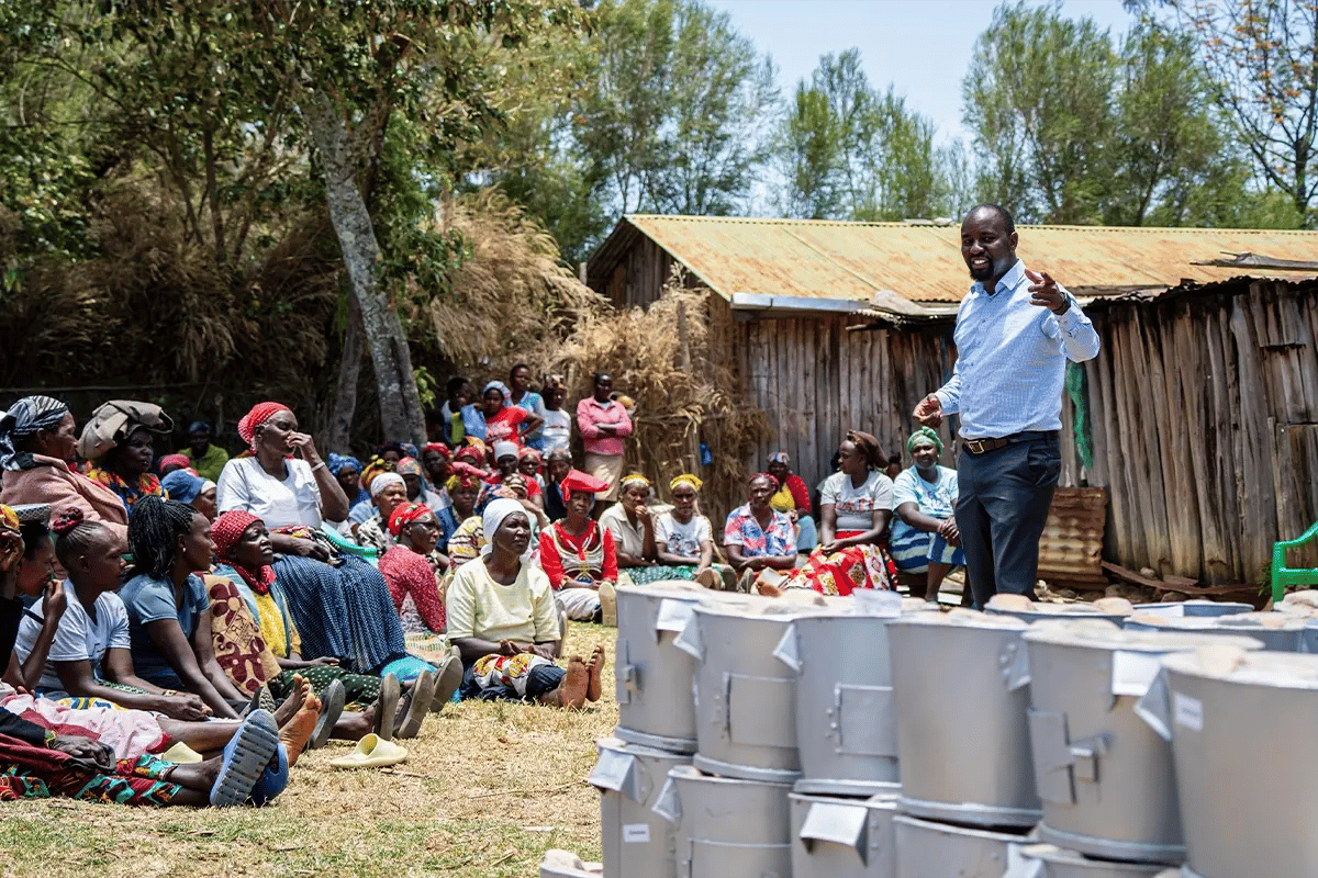 DGB Group Nears Key Approval in Kenya’s Thriving Carbon Market_A member of the DGB team and a local woman during the distribution of cookstoves_visual 1